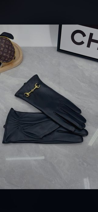 Mănuși Yves Saint Laurent, Gucci, Burberry, model 2026