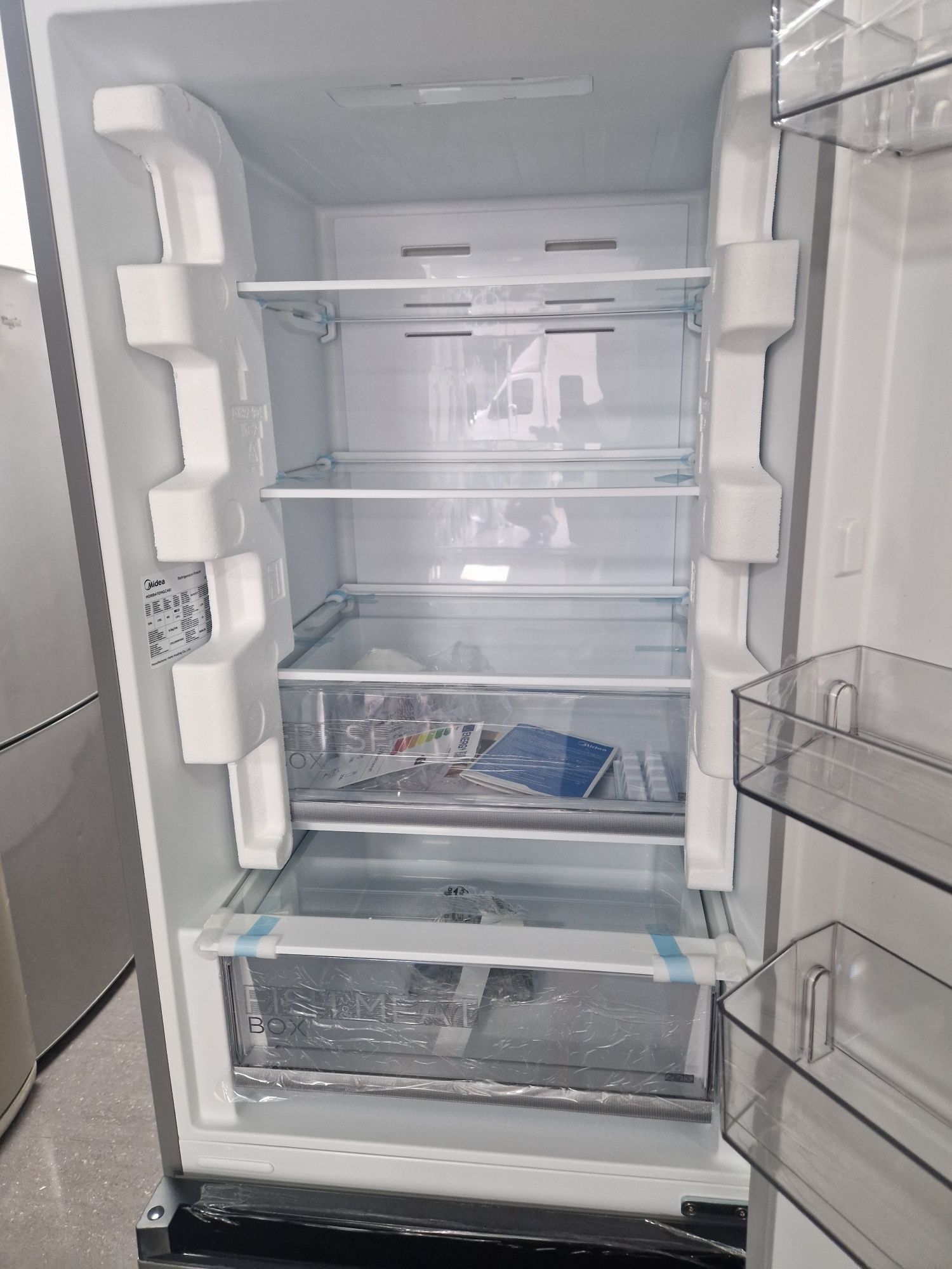 Хладилник с фризер Midea A++ No Frost  400 литра