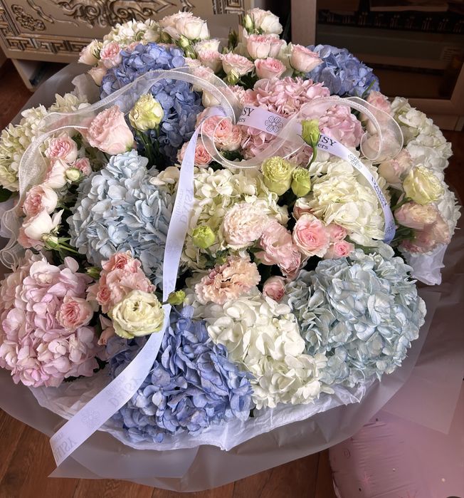 Гортензия с розами