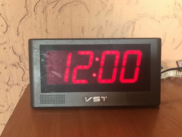Электронные настольные часы с будильником