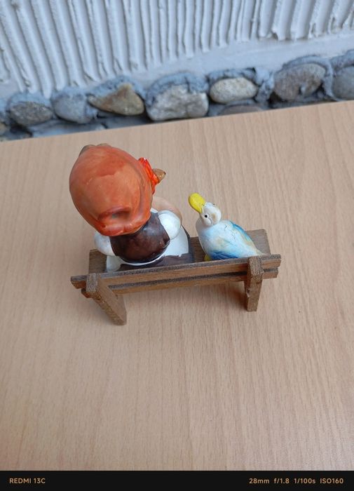 Керамична фигурка на момиче с патица