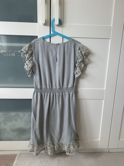 Детска памучна рокля с дантела на Guess за момиче