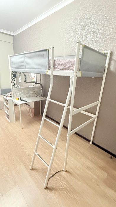 Кровать чердак со столом