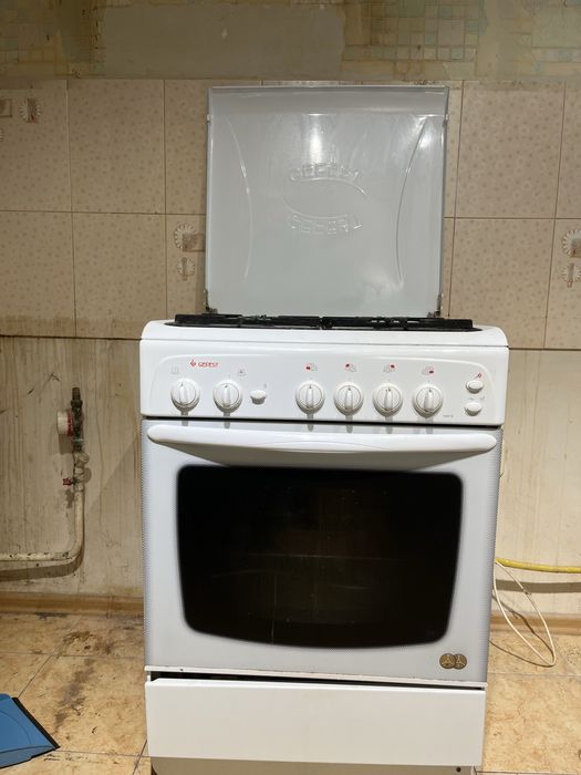 Газовая плита , белая, в рабочем состоянии