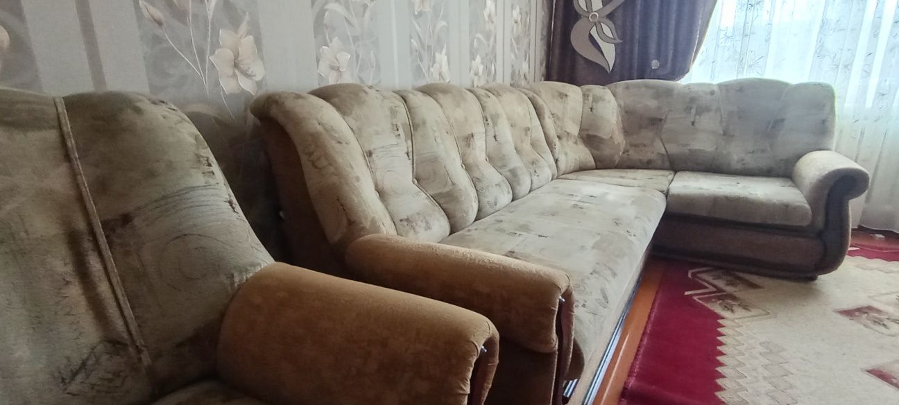 Диван мягкий в зал.