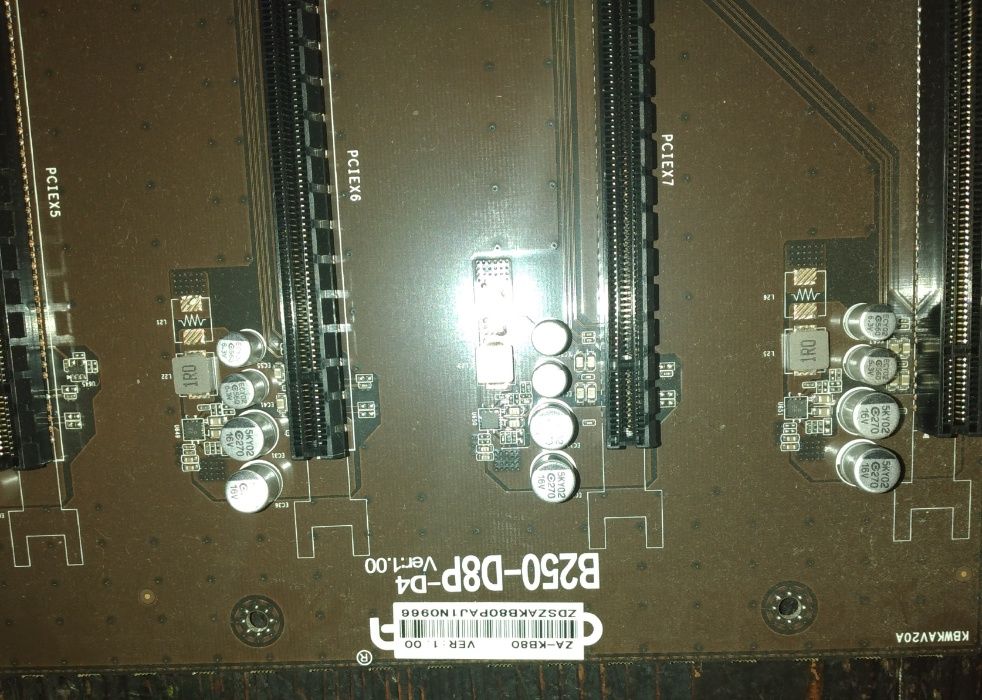 Placa de baza cu 8 + 4 sloturi