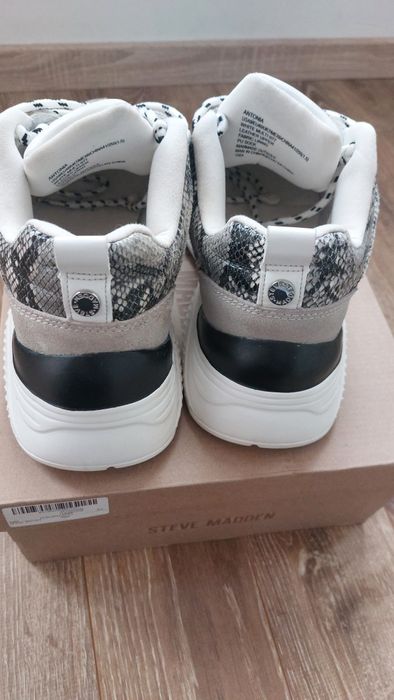 Продават се маратонки Steve Madden