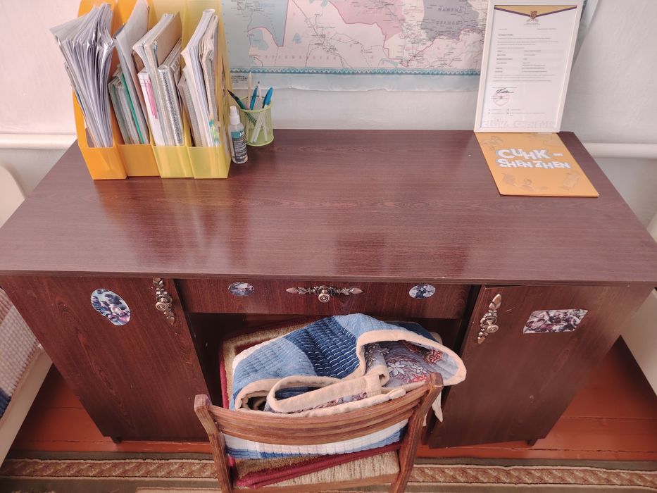 Стол письменный в хорошем состоянии