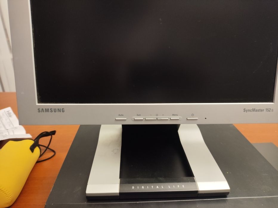 Компьютер много разных проводов