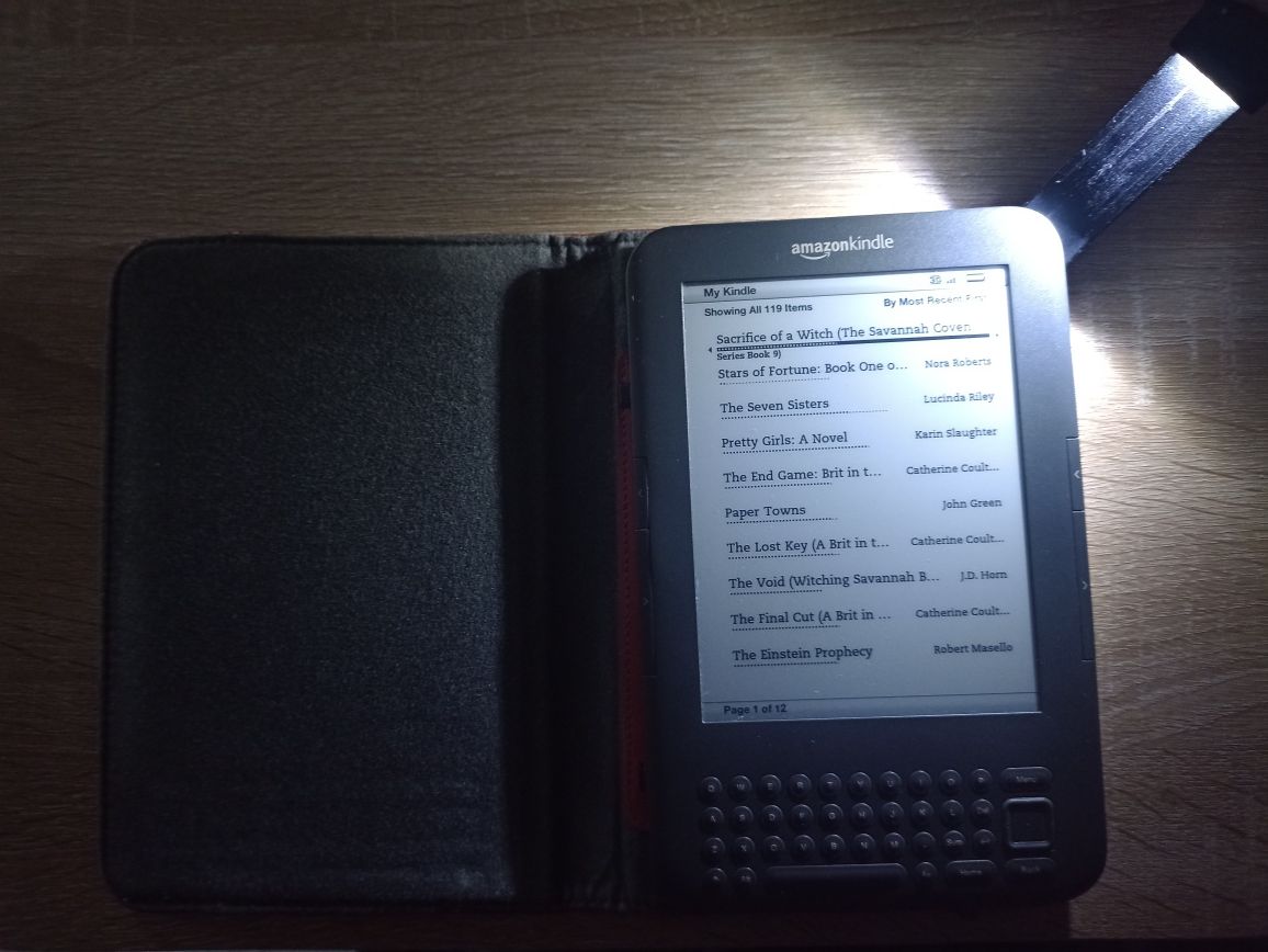 Kindle generația3, wi-fi și Sim+husa cu lumina+4000 carti