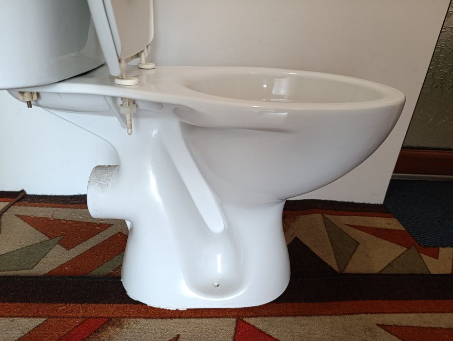 Продавам тоалетна моноблок