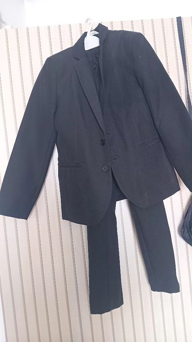 Vand set costum H&M ptr scoala  marime6-8ani .