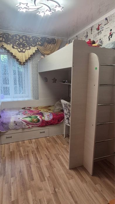Кровать двухярусная, спали девочки. В хорошем сосотоянии.