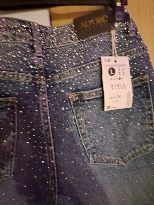 Продавам чисто нови дънки с объркан размер