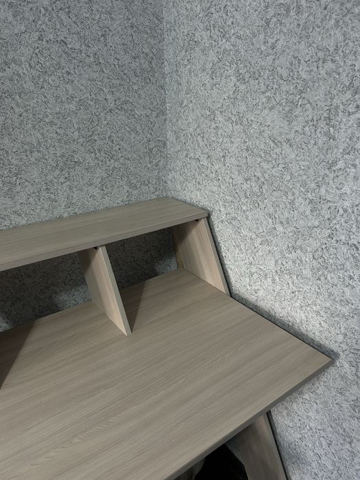 Стол письменный, подойдет для творчества