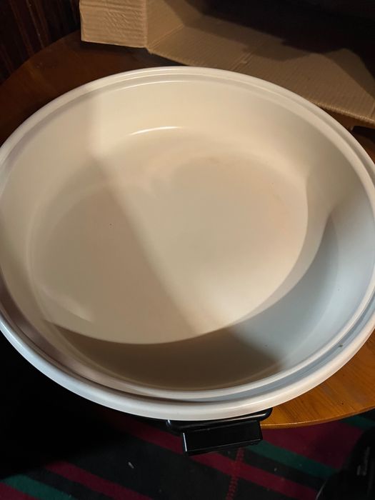 Продавам ел.керамичен тиган