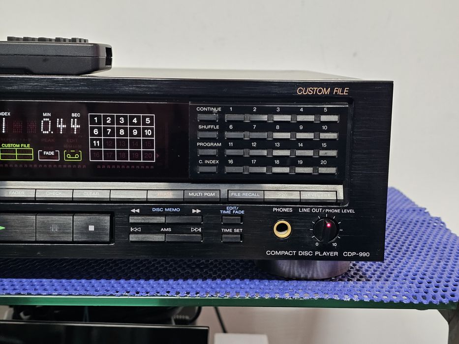 Cd player Sony CDP-990 cu telecomanda 4D/A eșalonat pe 16fs45 de biți.