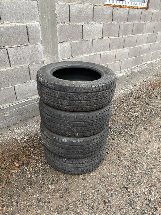 Продам комплект зимних шин 215/60R16