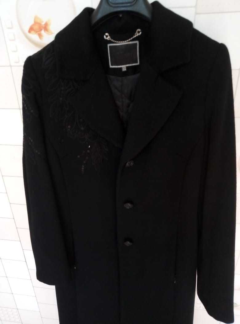 Красивое пальто черное 42 размера срочно,недорого на весну
