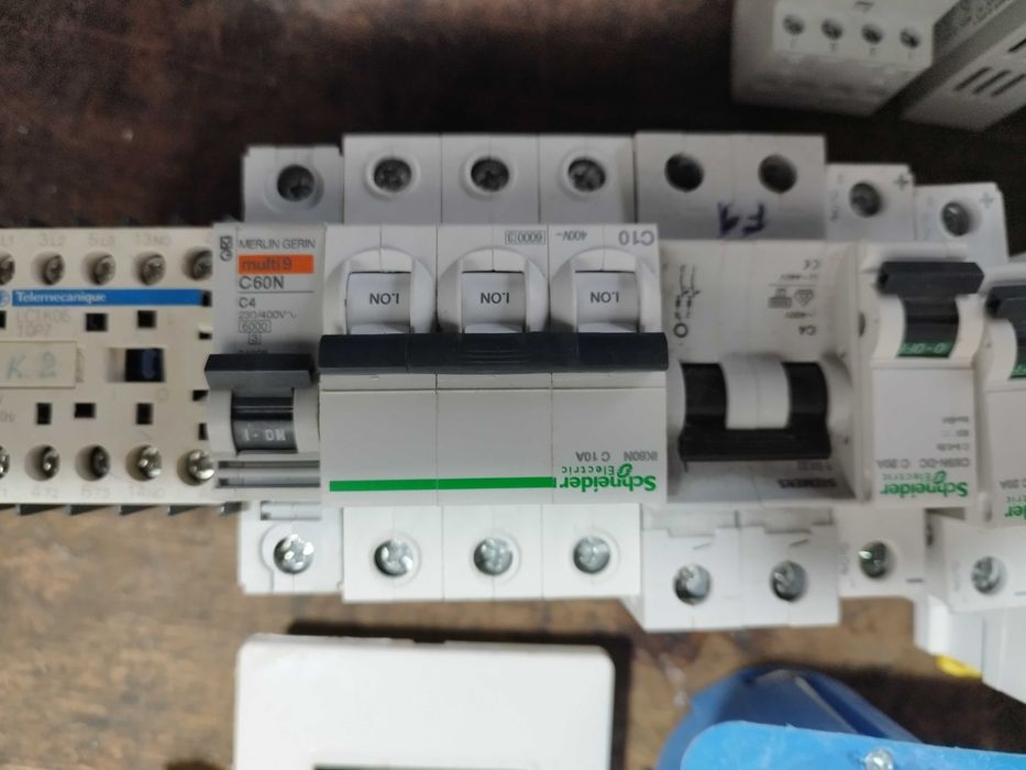 Vand materile si echipamente electrice
