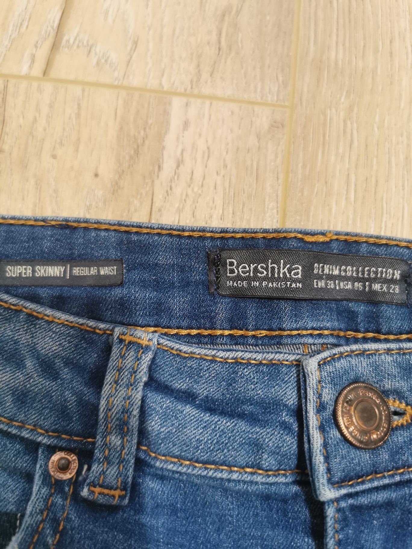 Blugi rupți Bershka