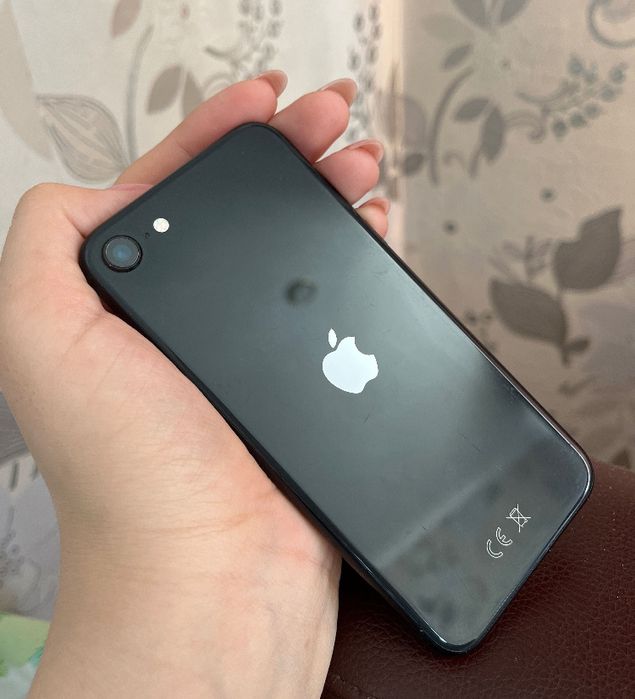 Айфон СЕ в хорошем состоянии