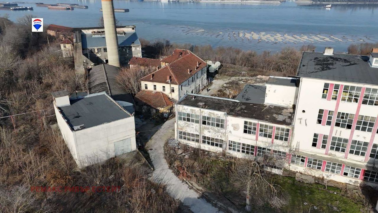 Продава се Промишлена сграда в Русе, Тракцията - 4085 кв.м за 1009 €/кв.м - Снимка #2