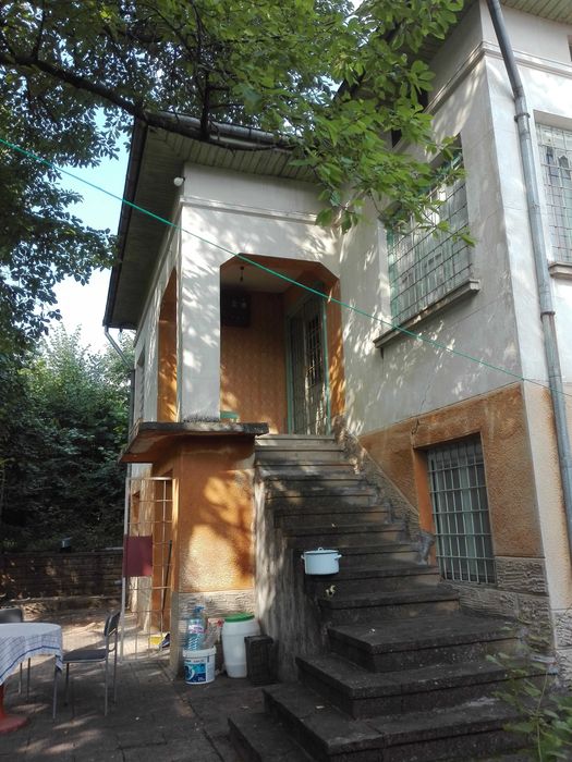 Къща с голям двор