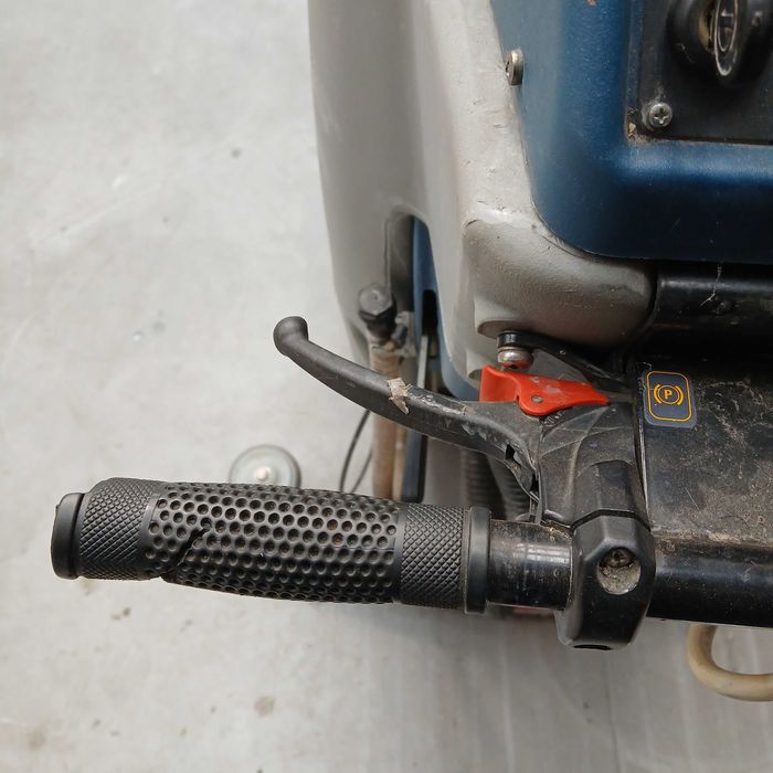 машина за почистване на под на батерии