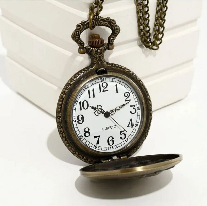 Часы на чепочке новые