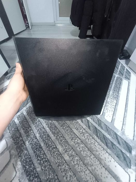 Vând PlayStation 4 pro(joc inclus)