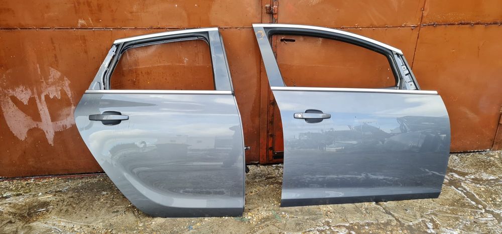 Usa portiera fata spate stanga Opel Astra J dezmembrez VLD139