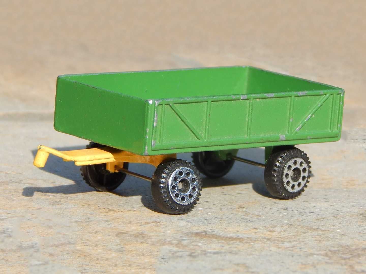 Macheta remorca agricola metalica sc 1:64 cu osie fata mobila Zee Toys