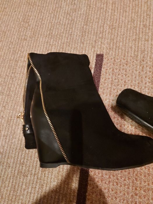 Дамски велурени ботуши