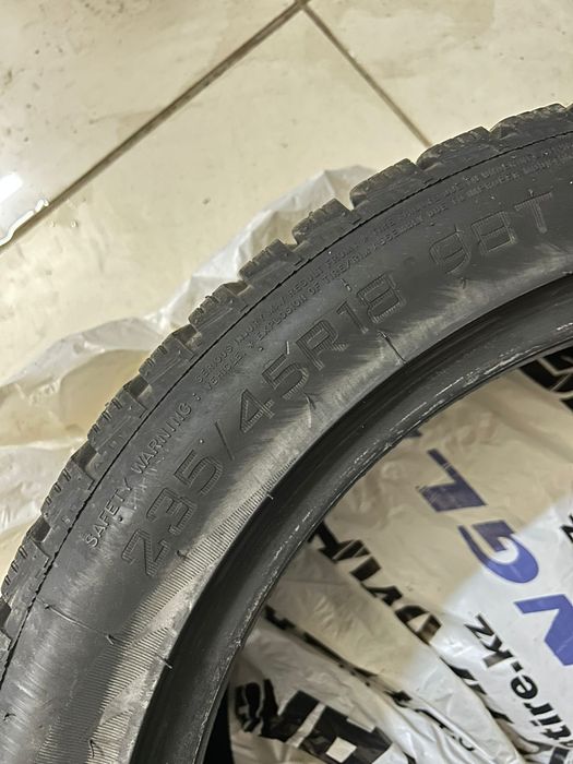 Продам зимние шины шипы 235\45R18