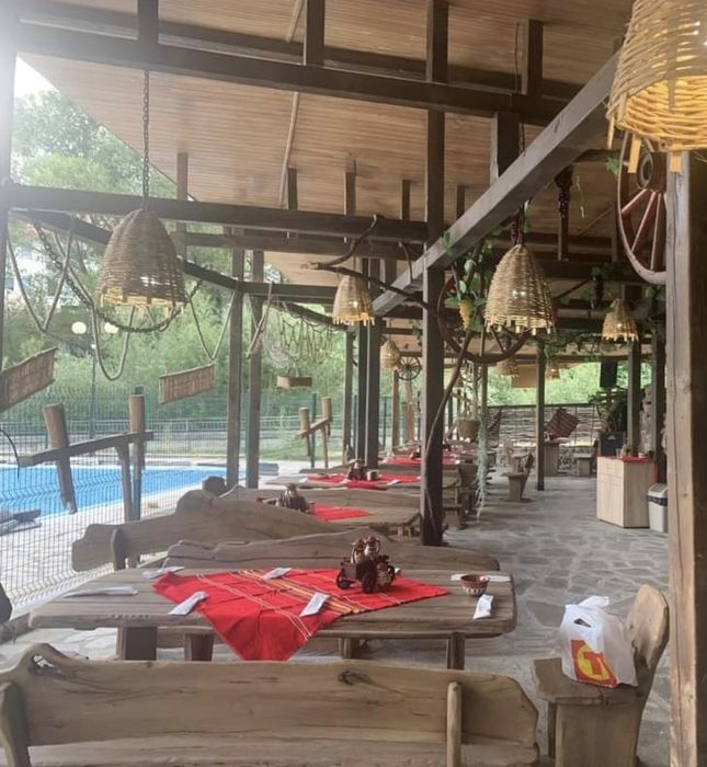 Продавам маси, пейки за заведения и дома от масив