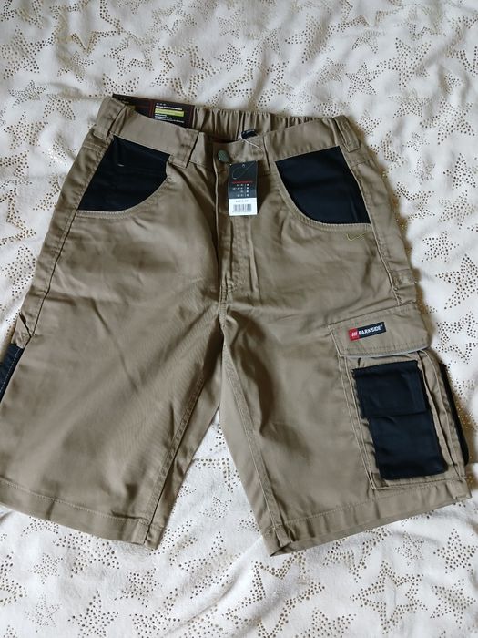 Pantaloni scurți tip salopetă