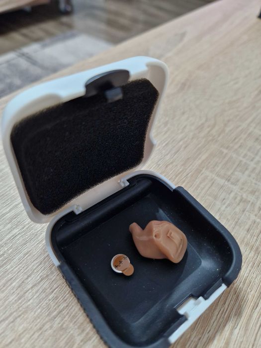 Aparat auditiv /Proteza auditiva CIC, în interiorul urechii. Stanga.