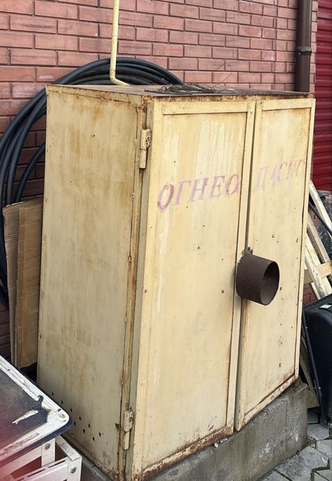 Металический шкаф/ящик