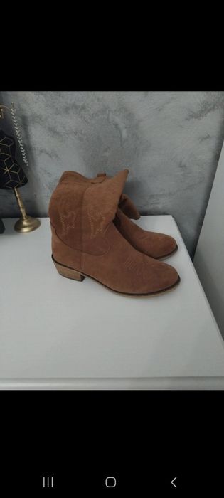 Cizme în culorile toamnei, elegante ,se asortează cu geanta maro.