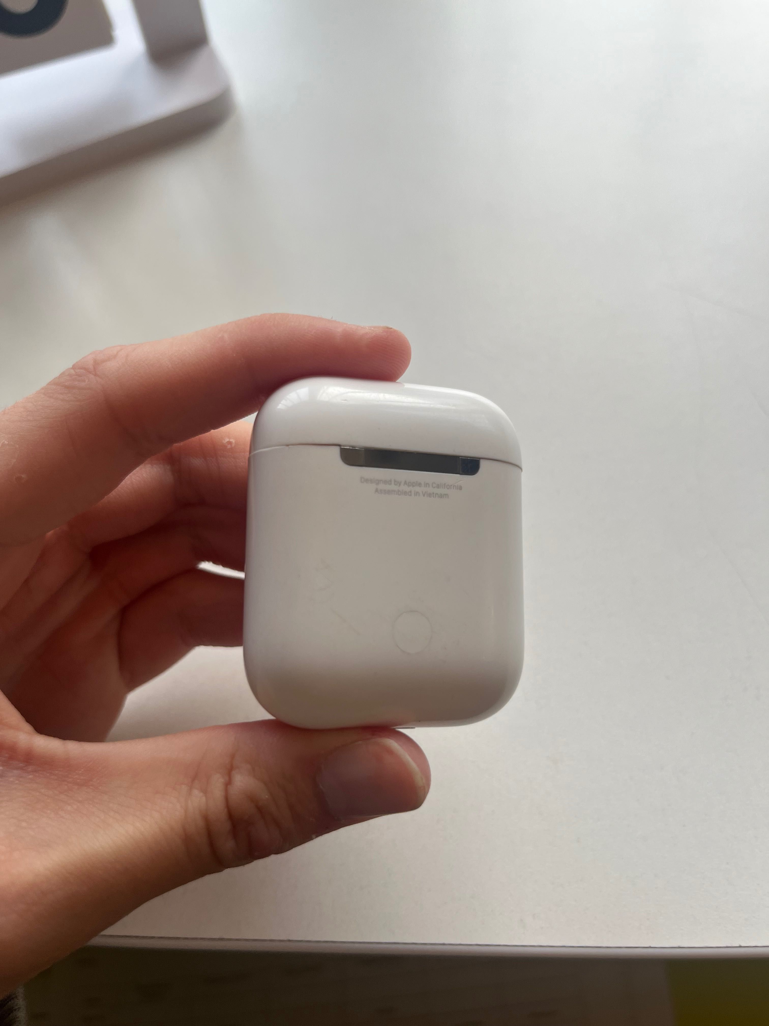Airpods 2 ( Кейс и Левый наушник)
