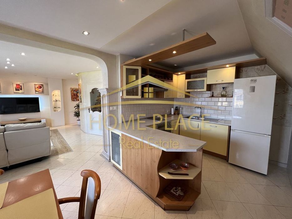 Дава се под наем Тристаен апартамент в Варна, Център - 98 кв.м за 918 € - Снимка #1