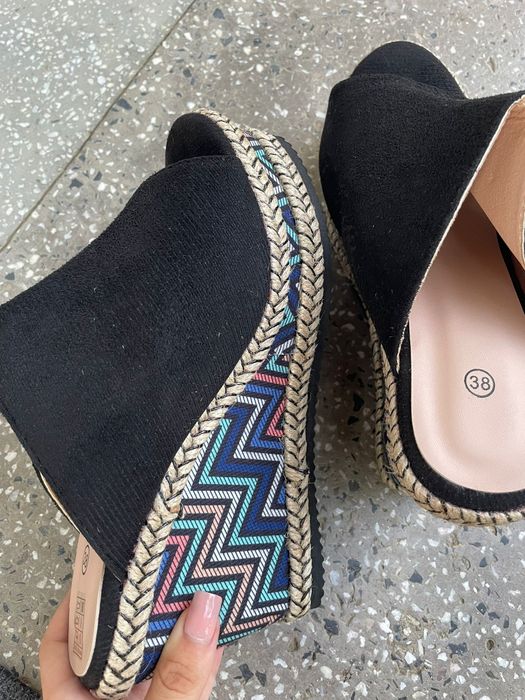 Sandale cu platformă