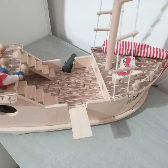 Дървен кораб с пирати