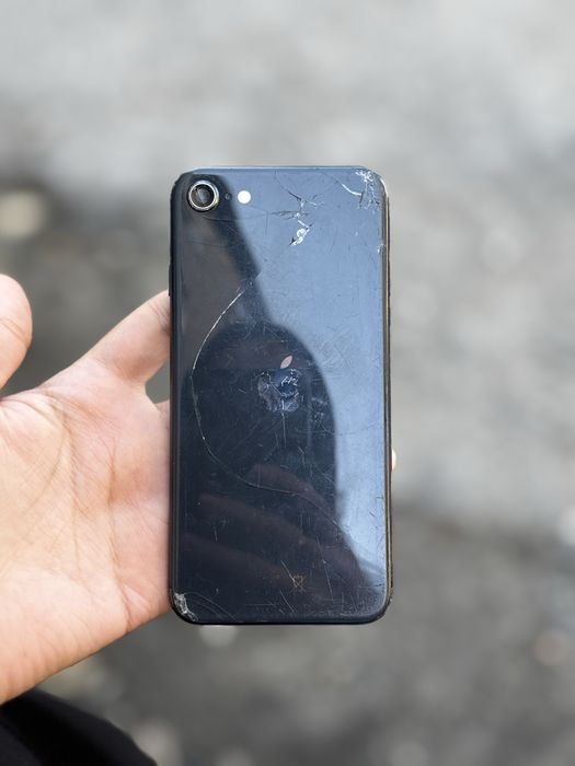 Продам IPhone SE 2020