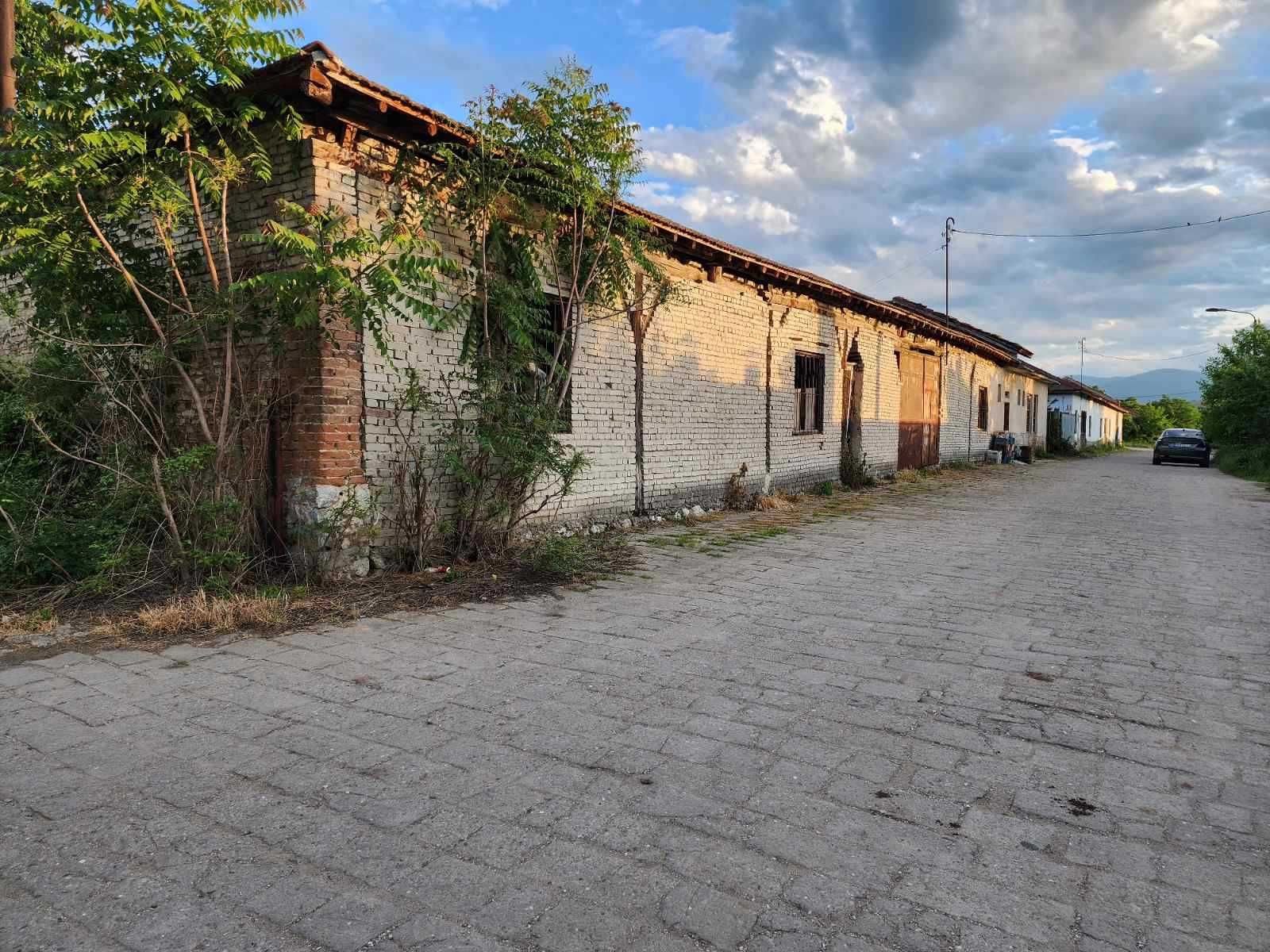 Продава се промишлено помещение с голям,парцел