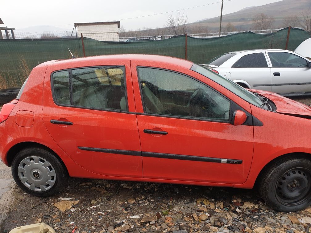 Dezmembrez Renault clio 3 1.5 dci 2006 euro 4