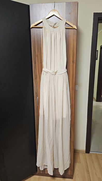 Официална рокля в светло бежово с полу гол гръб