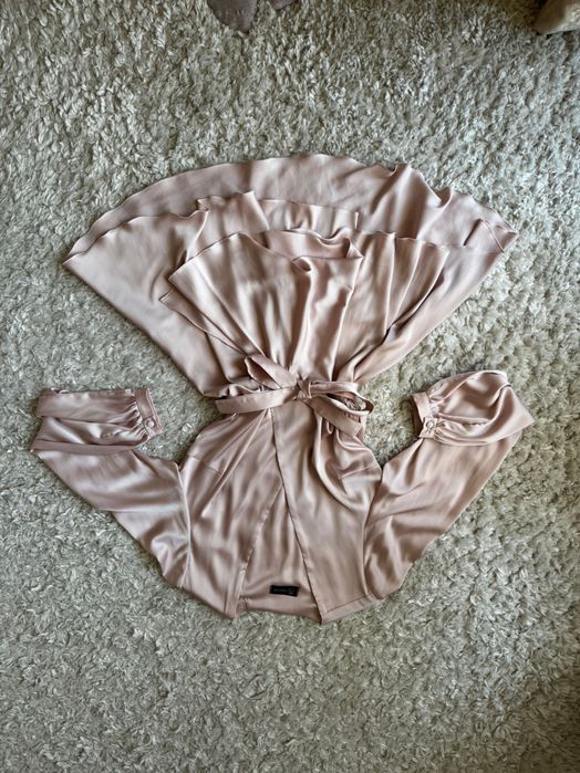 Сатенева рокля с пудра