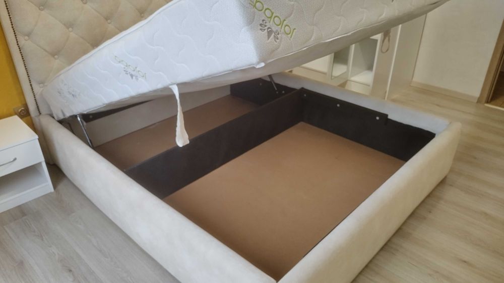 Спалня с матрак, гардероб и 2 нощни шкафчета